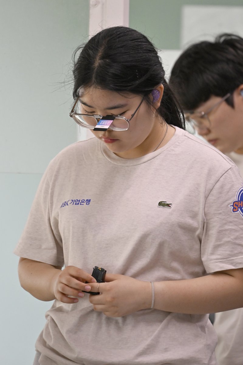 [나주=뉴시스] 박기웅 기자 = 20일 전남 나주 전남국제사격장에서 열린 '제54회 봉황기 전국사격대회'에 출전한 파리 올림픽 금메달리스트 오예진 선수가 25m 권총 사격 예선전 경기를 치르고 있다. 2024.08.20. pboxer@newsis.com