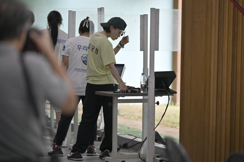 [나주=뉴시스] 박기웅 기자 = 20일 전남 나주 전남국제사격장에서 열린 '제54회 봉황기 전국사격대회'에 출전한 파리 올림픽 은메달리스트 김예지 선수가 25m 권총 사격 결선 경기를 치르고 있다. 2024.08.20. pboxer@newsis.com