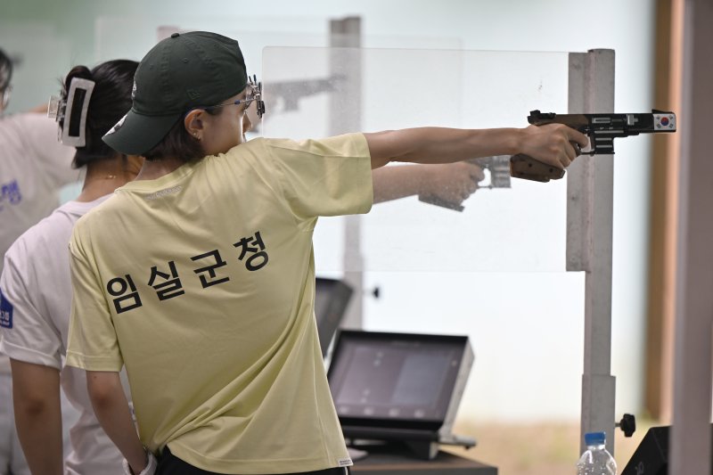 [나주=뉴시스] 박기웅 기자 = 20일 전남 나주 전남국제사격장에서 열린 '제54회 봉황기 전국사격대회'에 출전한 파리 올림픽 은메달리스트 김예지 선수가 25m 권총 사격 결선 경기를 치르고 있다. 2024.08.20. pboxer@newsis.com