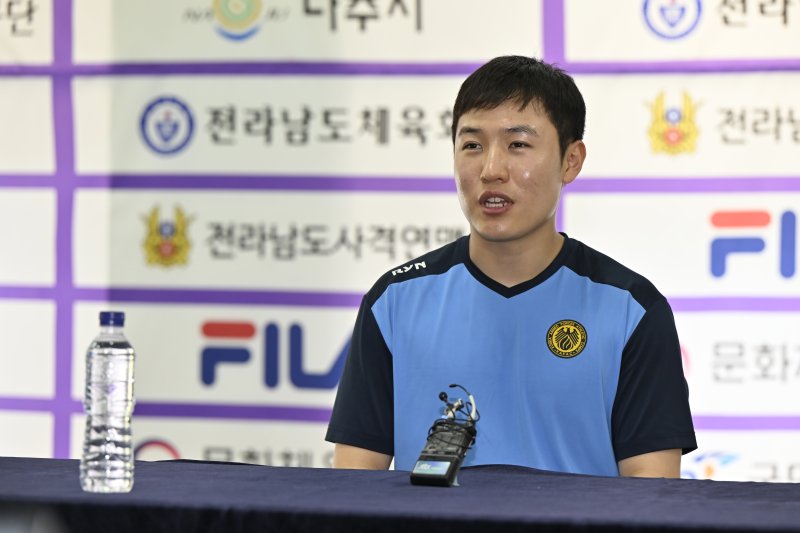 [나주=뉴시스] 박기웅 기자 = 20일 전남 나주 전남국제사격장에서 열린 '제54회 봉황기 전국사격대회'에 출전한 파리 올림픽 금메달리스트 조영재 선수가 인터뷰를 하고 있다. 2024.08.20. pboxer@newsis.com