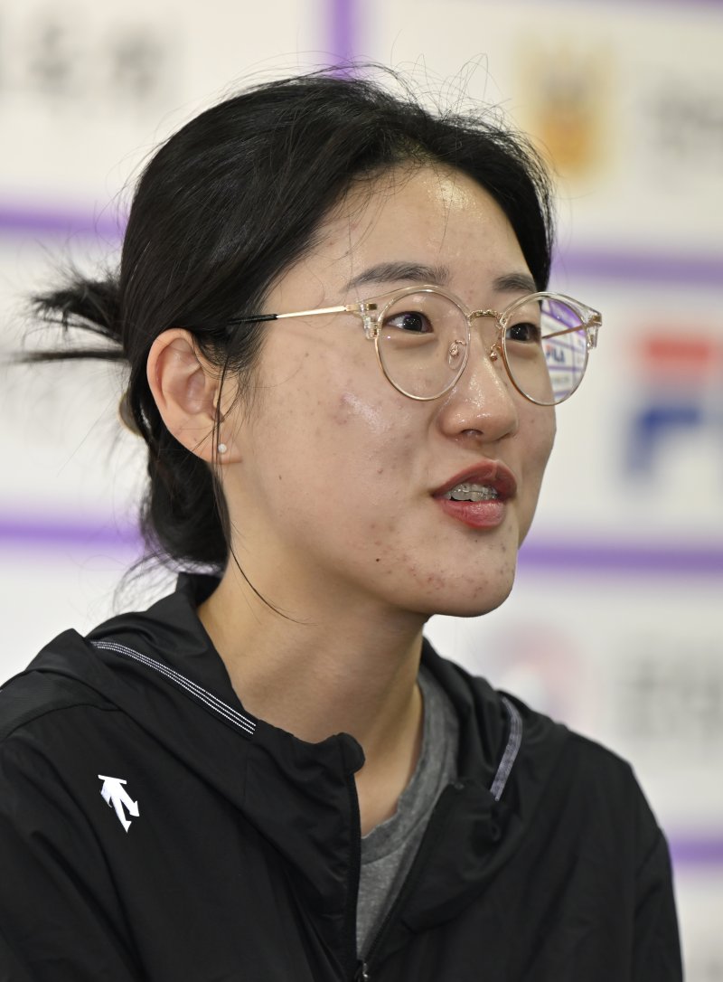 [나주=뉴시스] 박기웅 기자 = 20일 전남 나주 전남국제사격장에서 열린 '제54회 봉황기 전국사격대회'에 출전한 파리 올림픽 금메달리스트 양지인 선수가 인터뷰를 하고 있다. 2024.08.20. pboxer@newsis.com