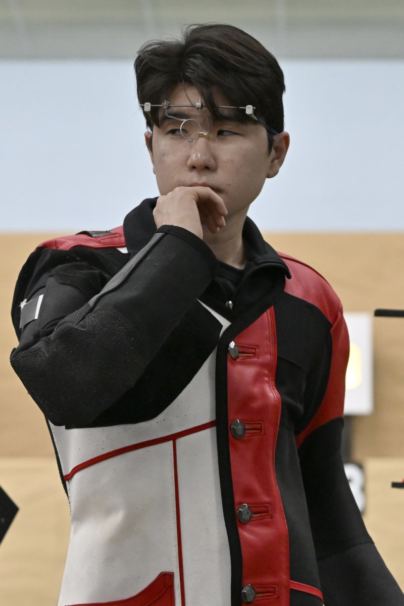 [나주=뉴시스] 박기웅 기자 = 20일 전남 나주 전남국제사격장에서 열린 '제54회 봉황기 전국사격대회'에 출전한 파리 올림픽 은메달리스트 박하준 선수가 10m 공기소총 남자일반부 본선 경기를 치르고 있다. 2024.08.20. pboxer@newsis.com