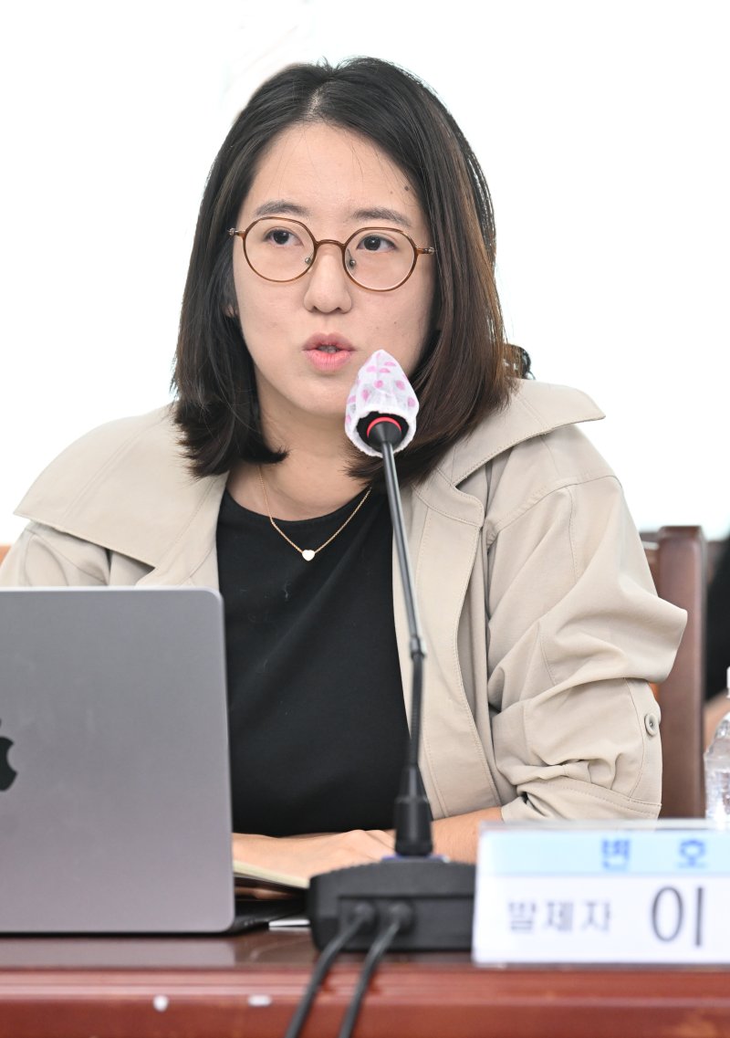 [제주=뉴시스] 이혜윤 변호사(동물권연구변호사단체PNR)가 20일 오전 제주도의회 소회의실에서 열린 '제주도 동물 보호·복지 조례 개정을 위한 정책 토론회'에서 발언하고 있다. (사진=제주도의회 제공) 2024.08.20. photo@newsis.com *재판매 및 DB 금지