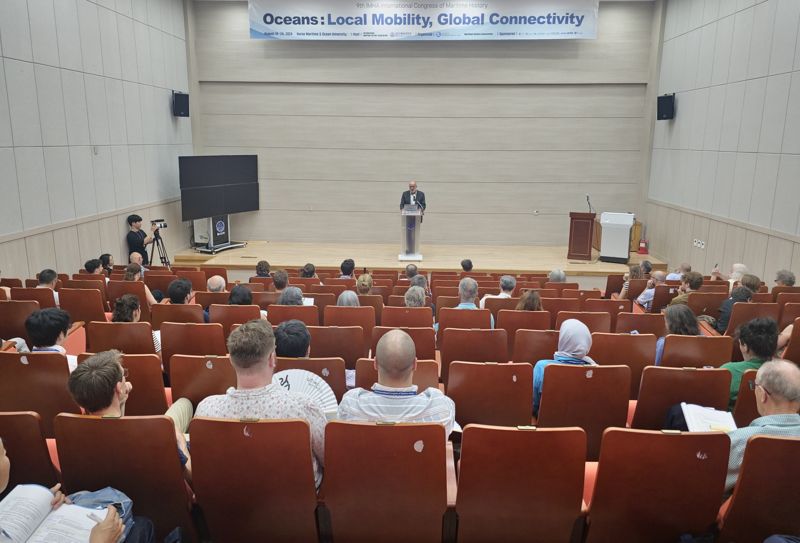 20일 오후 국립한국해양대학교에서 '제9회 세계해양사대회' 개막식이 열린 가운데 이날 기조연설에 참여한 버지니아주 올드 도미니언대 하이드브링크 역사학과 석좌교수가 발표하고 있다. 사진=변옥환 기자