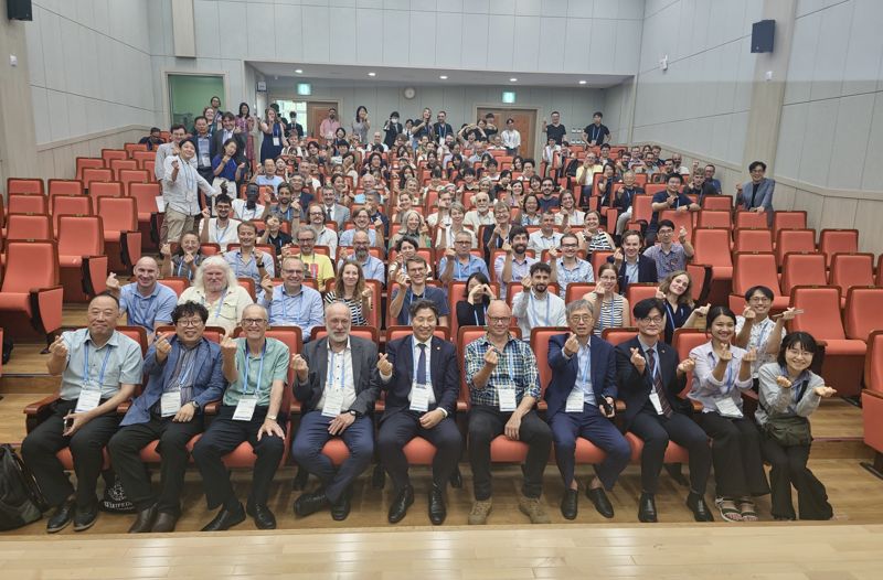 20일 오후 국립한국해양대학교에서 '제9회 세계해양사대회' 개막식이 열린 가운데 이날 행사에 참여한 세계 석학들이 함께 기념촬영하고 있다. 사진=변옥환 기자