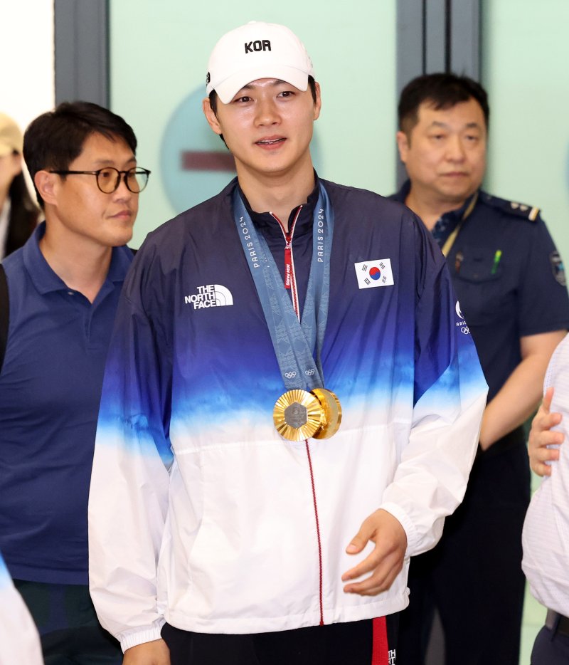[인천공항=뉴시스] 추상철 기자 = 파리 올림픽 펜싱 대표팀 오상욱이 5일 오후 인천국제공항 제1터미널을 통해 귀국하고 있다. 2024.08.05. scchoo@newsis.com