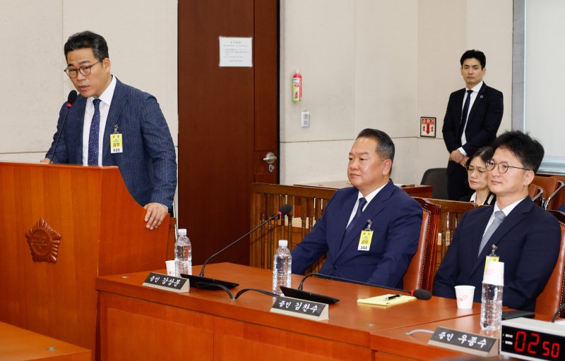 백해룡 경정(전 영등포서 형사과장)이 20일 오전 서울 여의도 국회 행정안전위원회에서 열린 마약수사 외압 의혹 관련 청문회에서 의원 질의에 답하고 있다. 오른쪽 첫번째는 김찬수 대통령실 지방시대비서관실 행정관(전 영등포서장). 2024.8.20/뉴스1 ⓒ News1 안은나 기자