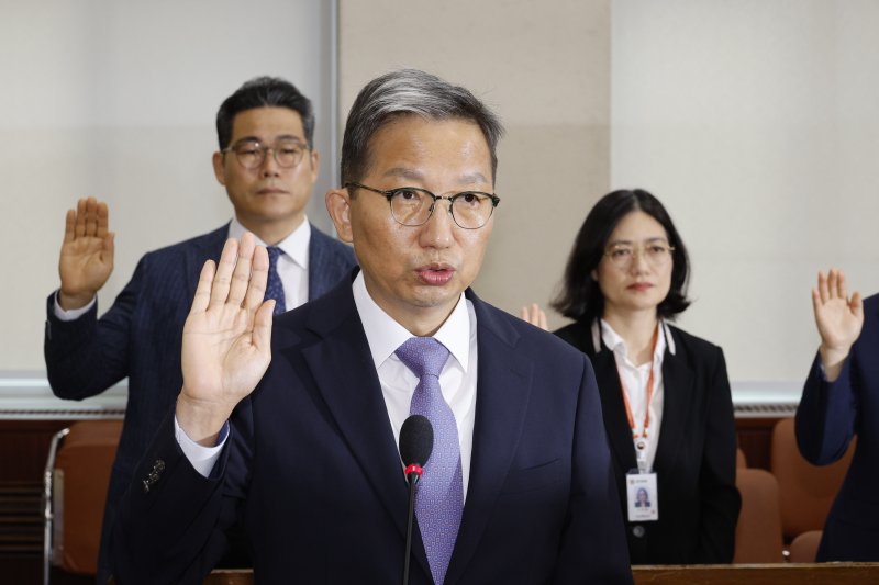 우종수 경찰청 국가수사본부장이 20일 오전 서울 여의도 국회 행정안전위원회에서 열린 마약수사 외압 의혹 관련 청문회에서 증인 선서를 하고 있다. 사진 왼쪽은 백해룡 화곡지구대장(경정). 2024.8.20/뉴스1 ⓒ News1 안은나 기자
