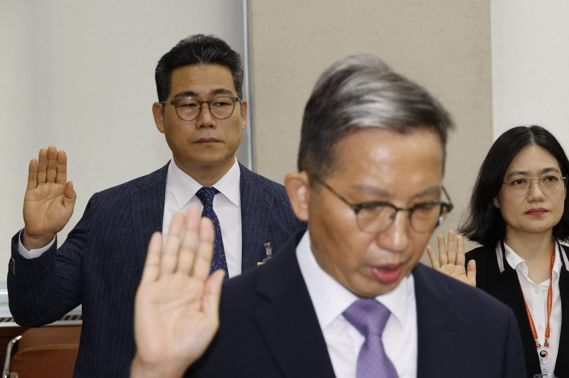 백해룡 화곡지구대장(경정)이 20일 오전 서울 여의도 국회 행정안전위원회에서 열린 마약수사 외압 의혹 관련 청문회에서 증인 선서를 하고 있다. 앞은 우종수 경찰청 국가수사본부장. 2024.8.20/뉴스1 ⓒ News1 안은나 기자