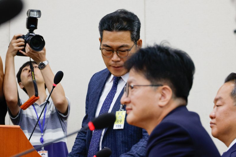 백해룡 경정(전 영등포서 형사과장)이 20일 오전 서울 여의도 국회 행정안전위원회에서 열린 마약수사 외압 의혹 관련 청문회에서 의원 질의에 답한 뒤 자리로 향하고 있다. 오른쪽은 김찬수 대통령실 지방시대비서관실 행정관(전 영등포서장). 백 경정은 김 전 서장이 세관 마약 사건과 관련 "용산에서 심각하게 보고 있다＂며 수사에 압박을 가했다고 주장, 김 전 서장은 이와 같은 지시를 한적이 없다며 반박하고 있다. 2024.8.20/뉴스1 ⓒ News1 안은나 기자