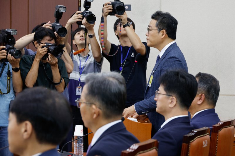 백해룡 경정(전 영등포서 형사과장)이 20일 오전 서울 여의도 국회 행정안전위원회에서 열린 마약수사 외압 의혹 관련 청문회에서 의원 질의에 답하고 있다. 왼쪽 세번째는 김찬수 대통령실 지방시대비서관실 행정관(전 영등포서장). 백 경정은 김 전 서장이 세관 마약 사건과 관련 "용산에서 심각하게 보고 있다＂며 수사에 압박을 가했다고 주장, 김 전 서장은 이와 같은 지시를 한적이 없다며 반박하고 있다. 2024.8.20/뉴스1 ⓒ News1 안은나 기자