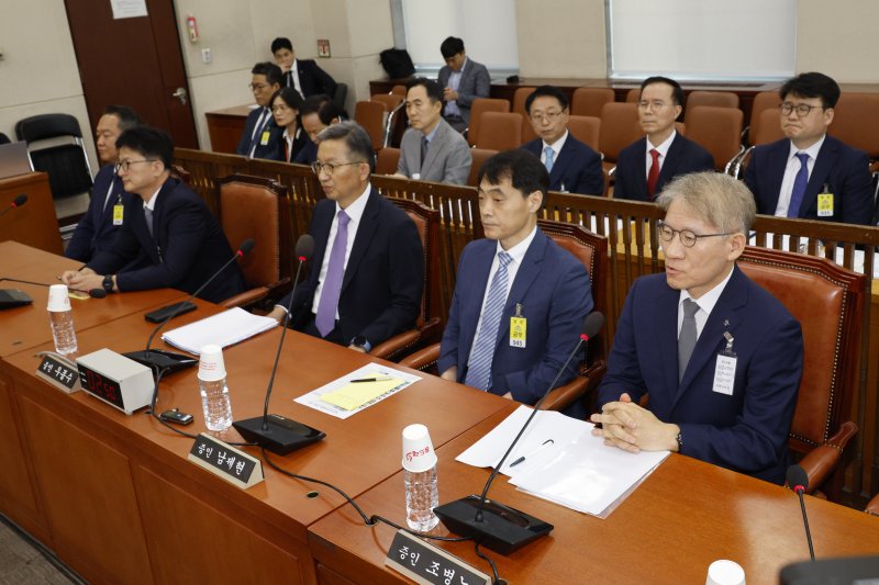 우종수 경찰청 국가수사본부장이 20일 오전 서울 여의도 국회 행정안전위원회에서 열린 마약수사 외압 의혹 관련 청문회에 증인들과 함께 자리하고 있다. 앞줄 왼쪽부터 강상문 영등포경찰서장, 김찬수 대통령비서실 행정관, 우 본부장, 남제현 대통령비서실 행정관, 조병노 전남경찰청 자치경찰부장, 2024.8.20/뉴스1 ⓒ News1 안은나 기자