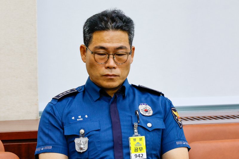 백해룡 전 서울 영등포경찰서 형사과장이 29일 오후 서울 여의도 국회 행정안전위원회에서 열린 조지호 경찰청장 후보자 인사청문회에 출석하고 있다. 백 경정은 지난해 마약 조직원과 세관 직원의 유착 의혹을 수사하던 중 "용산에서 알고 있다. 심각하게 보고 있다＂는 말을 듣는 등 수사 외압을 받았다고 폭로한 바 있다. 2024.7.30/뉴스1 ⓒ News1 안은나 기자