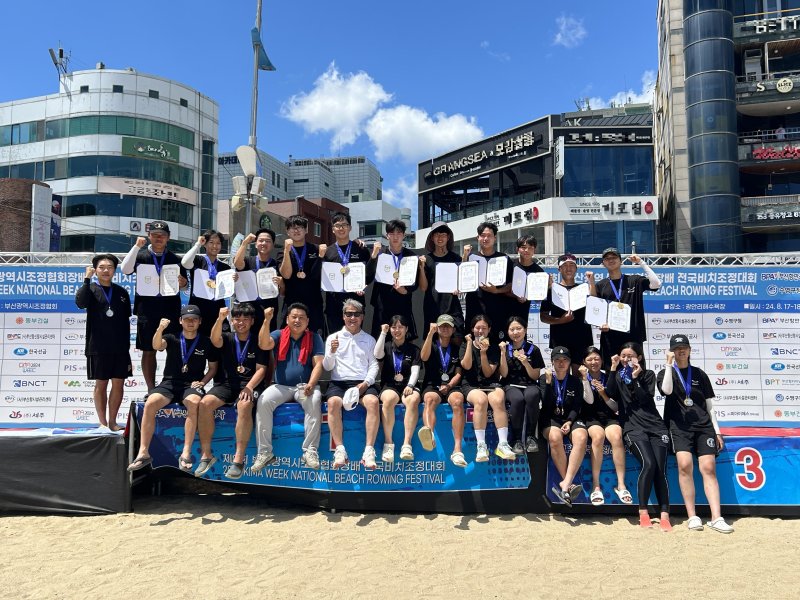 국립한국해양대 조정부가 지난 18일 부산 수영구 광안리해수욕장에서 열린 '제8회 전국비치조정대회'에 참가해 기념촬영을 하고 있다. 국립한국해양대 제공