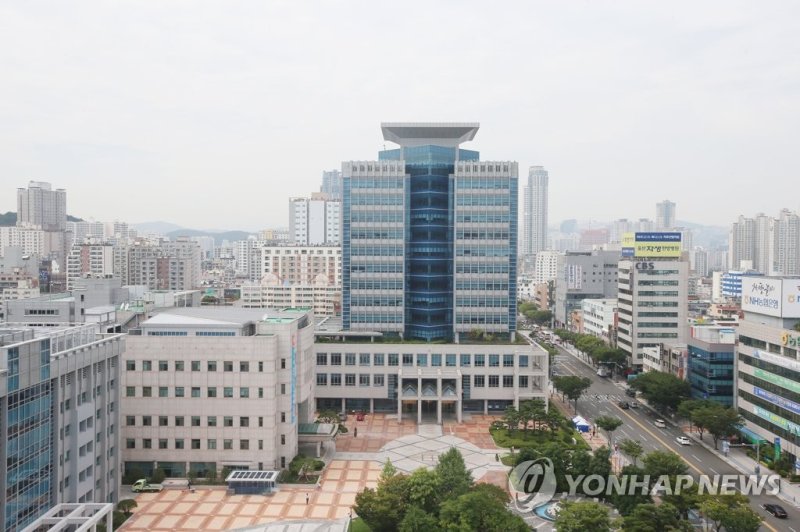울산시청 울산광역시 청사 전경 (울산=연합뉴스) 울산광역시 청사 전경. 2019.10.15 [울산시 제공.재판매 및 DB 금지] young@yna.co.kr (끝)