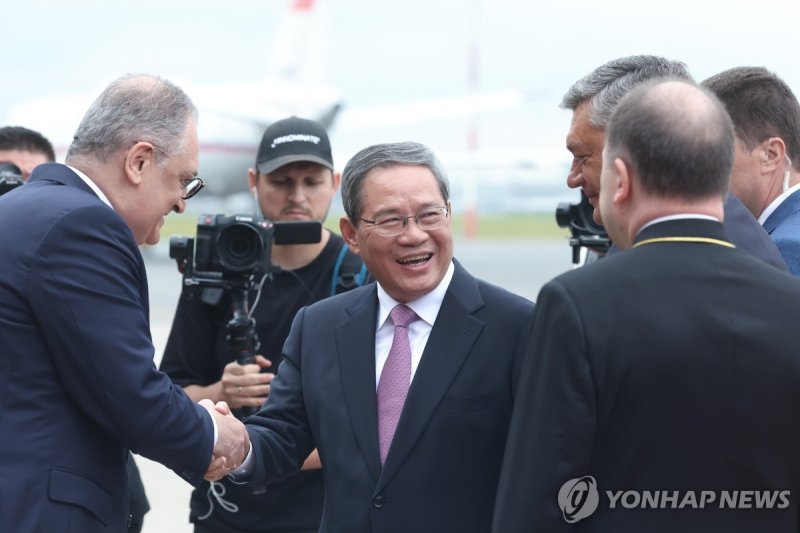 중국의 리창 총리가 20일(현지시간) 러시아 모스크바 공항에 도착해 러시아 외교부 간부들의 영접을 받고 있다. 타스통신 연합뉴스