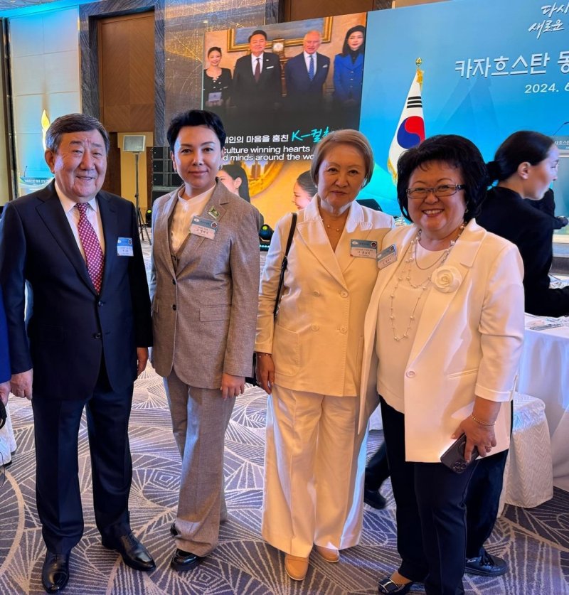 윤 대통령 카자흐스탄 동포간담회 참석한 조 엘레나 부의장 지난 6월 중앙아시아를 순방한 윤석열 대통령이 카자흐스탄 아스타나에서 개최한 동포간담회 참석자들. 왼쪽부터 최유리 카스피그룹 회장, 조 엘레나 알마티 시의회 부의장, 니 류보비 고려극장장, 김 릴리야 카라간다시 고려인협회장. [조 엘레나 부의장 제공. 재판매 및 DB 금지]