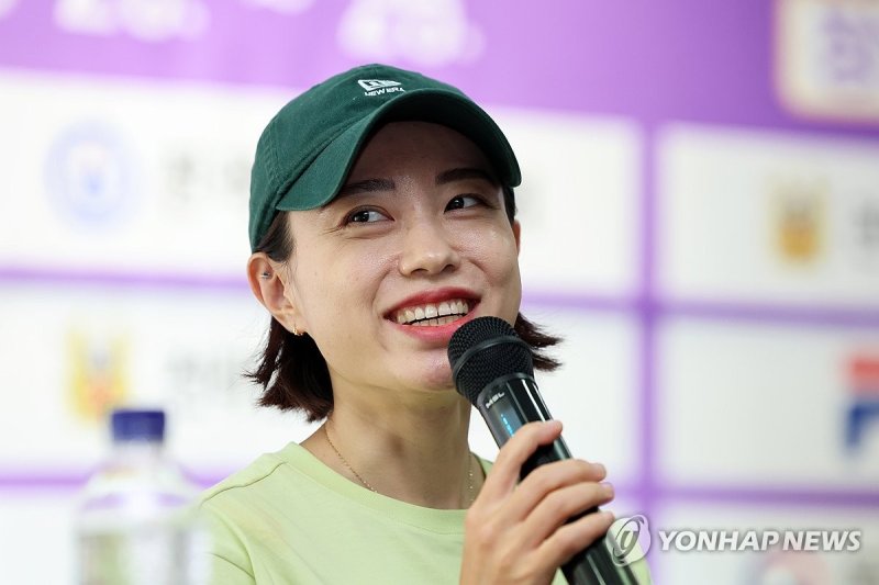 미소 짓는 파리올림픽 스타 김예지 미소 짓는 파리올림픽 스타 김예지 (나주=연합뉴스) 조남수 기자 = 파리 올림픽 사격 메달리스트 김예지가 20일 오후 봉황기 전국사격대회가 열리고 있는 전남 나주시 전라남도 국제사격장에서 언론 인터뷰하고 있다. 2024.8.20 iso64@yna.co.kr (끝)
