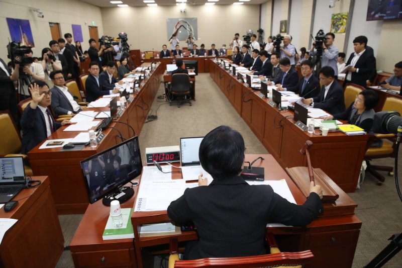 최민희 과방위원장이 21일 오전 서울 여의도 국회 과학기술정보방송통신위원회 전체회의장에서 열린 불법적 방문진 이사 선임 등 방송장악 관련 3차 청문회에서 추가증인 등 출석요구의건을 상정하고 있다. 뉴스1화상