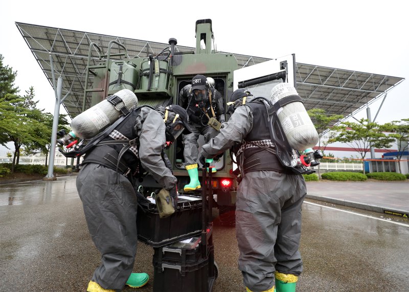 육군 제23경비여단이 지난해 8월 21일 민·관·군·경·소방이 함께하는 ‘2024년 을지 자유의 방패(UFS, Ulchi Freedom Shield) 연합연습’을 진행하고 있는 가운데 한국가스공사 삼척기지에서 국가중요시설 대상 미상 드론 공격, 폭발 의심물체 발견 및 미상폭발, 거수자 침투, 황산 저장시설 피폭에 따른 황산 유출 및 대피 훈령을 실시하고 있다. 육군 제23경비여단 제공