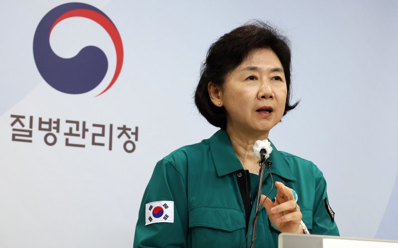 지난 21일 지영미 질병관리청장이 충북 청주 질병관리청에서 여름철 코로나19 유행 상황과 정부 대응을 발표하고 있다. 뉴시스