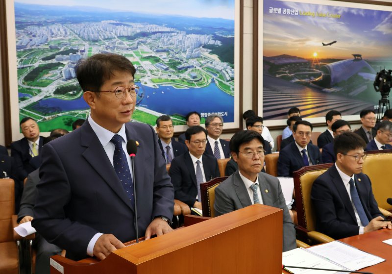 박상우 국토교통부 장관이 21일 서울 여의도 국회에서 열린 국토교통위원회 전체회의에서 전세사기피해자 지원 및 주거안정에 관한 특별법 일부개정법률안이 통과된 뒤 발언을 하고 있다. 사진=뉴시스