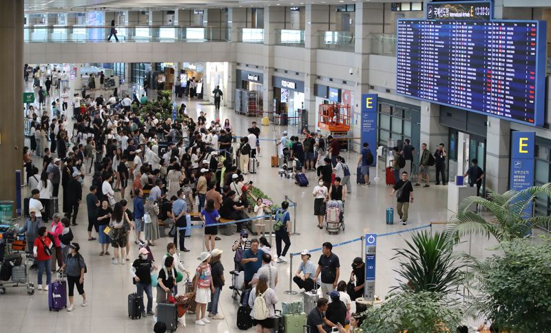 광복절 징검다리 연휴 마지막 날인 18일 인천국제공항 입국장이 여행객으로 붐비고 있다. 사진=뉴스1