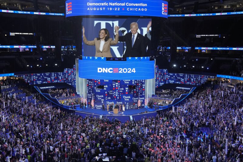 [시카고=AP/뉴시스] 조 바이든 미국 대통령이 19일(현지시간) 일리노이주 시카고의 유나이티드 센터에서 열린 민주당 전당대회(DNS) 첫날 대선 후보인 카멀라 해리스 부통령의 손을 들어주고 있다. 2024.08.20.