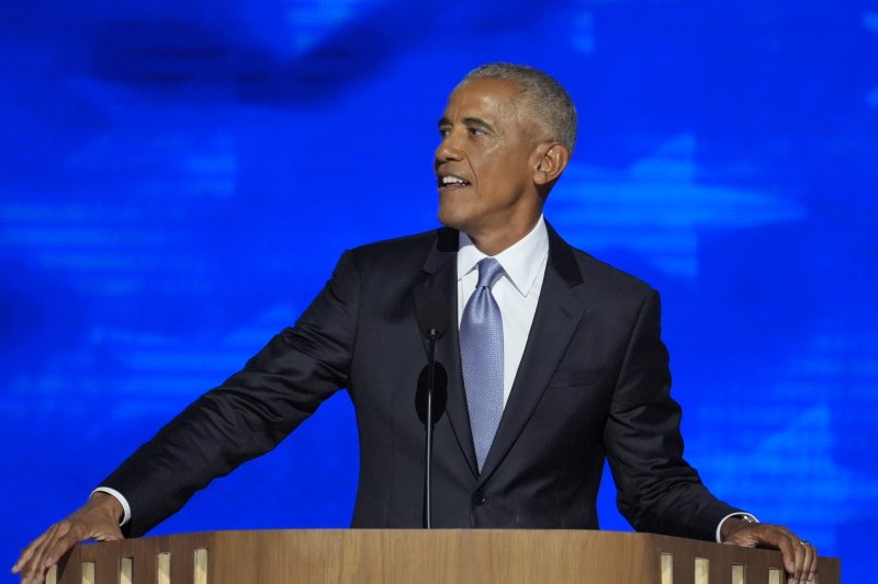 [시카고=AP/뉴시스] 버락 오바마 전 미국 대통령이 20일(현지시각) 일리노이주 시카고의 유나이티드 센터에서 열린 민주당 전당대회(DNC) 2일 차 연단에 올라 해리스 부통령 지지 연설을 하고 있다. 2024.08.21.