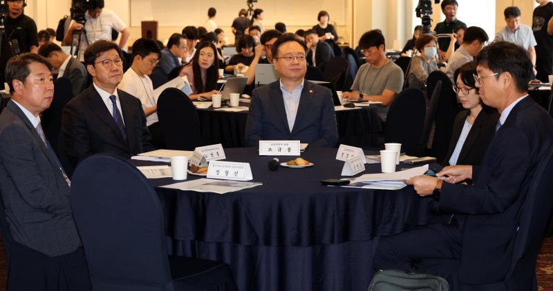 [서울=뉴시스] 이영환 기자 = 조규홍 보건복지부 장관과 노연홍 의료개혁특위 위원장이 21일 오후 서울 중구 프레지던트호텔에서 열린 혁신적 의료공급 및 이용체계 개편방안 공청회에 참석하고 있다. 왼쪽부터 신응진 순천향대 중앙의료원 특임원장, 노 위원장, 조 장관, 정경실 의료개혁추진단장, 신현웅 전달체계·지역의료 전문위원장. 2024.08.21. 20hwan@newsis.com