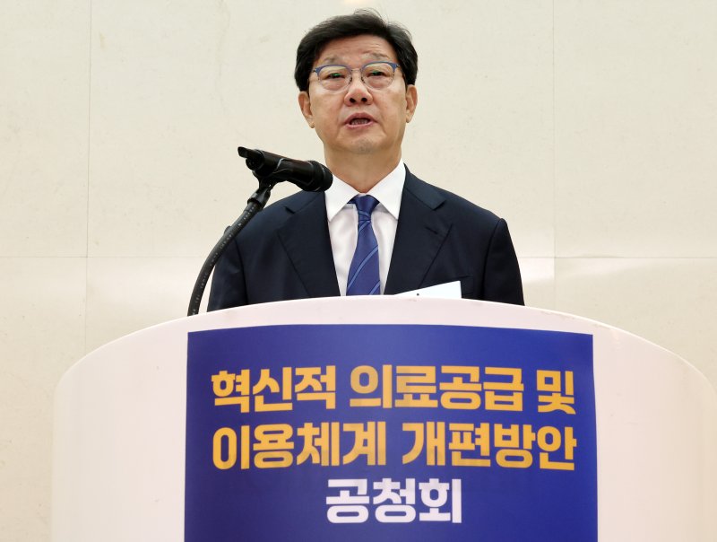 [서울=뉴시스] 이영환 기자 = 노연홍 의료개혁특위 위원장이 21일 오후 서울 중구 프레지던트호텔에서 열린 혁신적 의료공급 및 이용체계 개편방안 공청회에서 인사말을 하고 있다. 2024.08.21. 20hwan@newsis.com