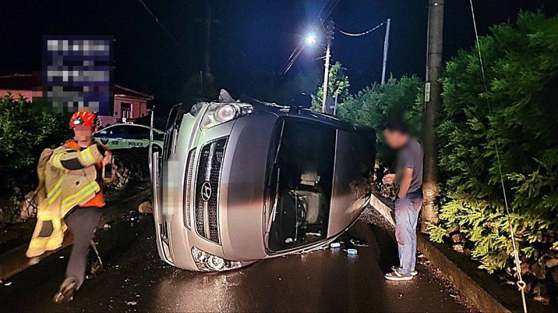 20일 오후 제주시 외도동 음주 교통사고 현장/사진=제주도 소방안전본부 제공,연합뉴스