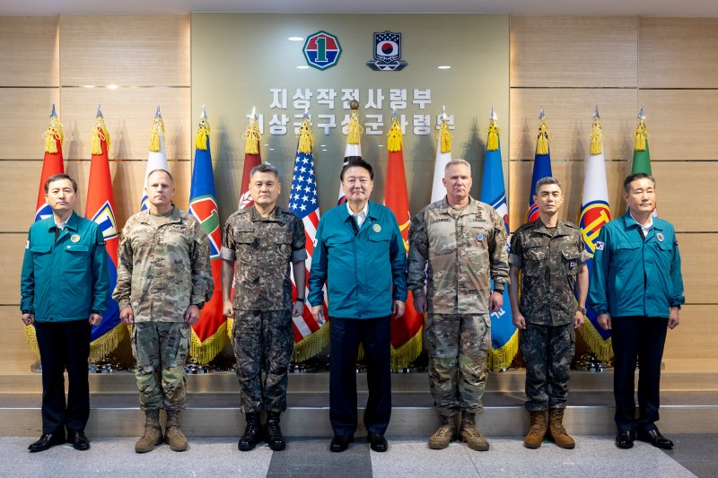 윤석열 대통령이 을지 자유의 방패(UFS, Ulchi Freedom Shield) 연습 3일 차인 21일 육군 지상작전사령부를 방문, 주요 직위자들과 기념촬영을 하고 있다. 왼쪽부터 인성환 안보2차장, 크리스토퍼 라네브 미8군사령관, 손식 지상작전사령관, 윤 대통령, 폴 라캐머라 한미연합군사령관, 강신철 한미연합군부사령관, 신원식 국가안보실장. (사진=대통령실 제공) /사진=뉴시스화상