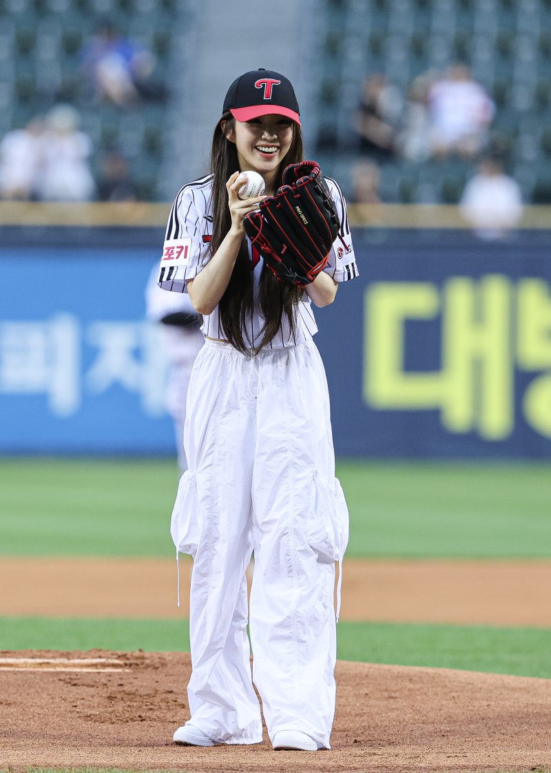 레드벨벳 아이린이 21일 오후 서울 송파구 잠실야구장에서 열린 프로야구 ‘2024 신한 SOL 뱅크 KBO리그’ SSG 랜더스와 LG 트윈스의 경기에서 환한 미소를 짓고 있다. ⓒ News1 이재명 기자