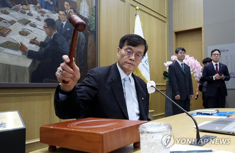 이창용 한국은행 총재가 지난달 11일 서울 중구 한국은행 본관에서 열린 금융통화위원회에서 의사봉을 두드리고 있다. 연합뉴스.