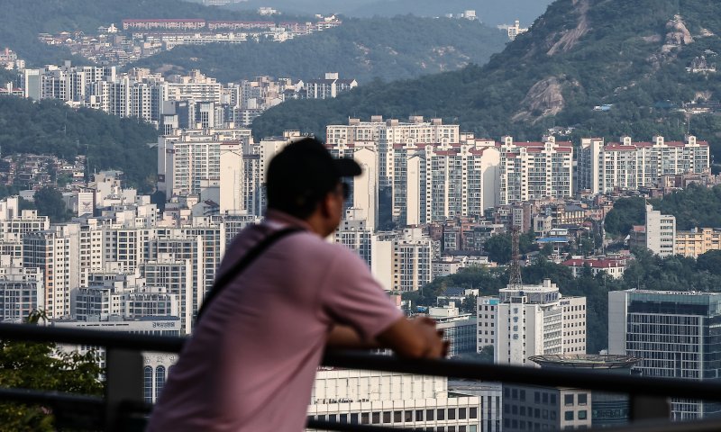 서울 중구 남산에서 서울 시내 아파트와 주택 단지가 보이고 있다. 뉴시스