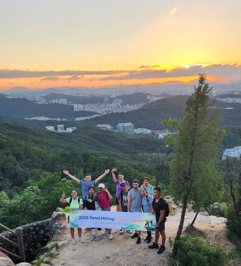 정기 산행 프로그램에 참가한 외국인 관광객(서울관광재단 제공)