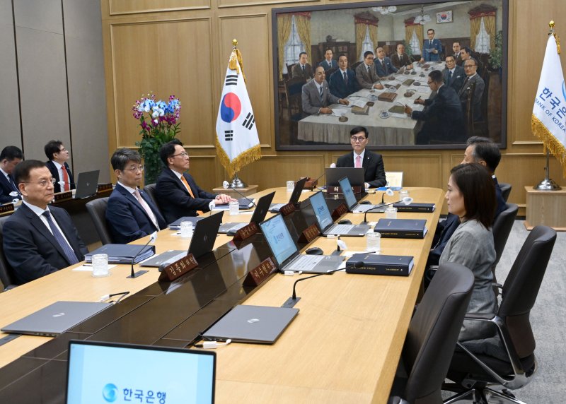 이창용 한국은행 총재가 지난달 22일 오전 서울 중구 한국은행 본관에서 금융통화위원회 본회의를 주재하고 있다. 뉴스1.