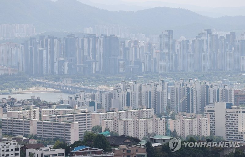 20일 서울 중구 남산에서 바라본 시내 아파트 단지의 모습. 사진=연합뉴스