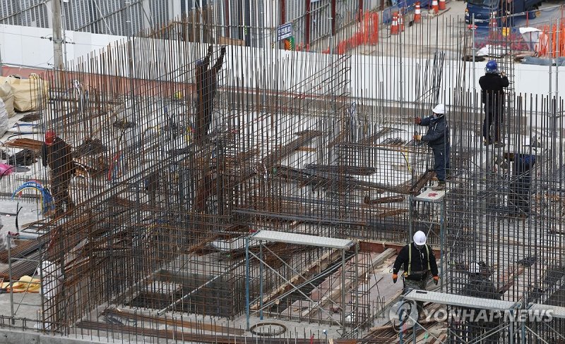 경기 고양시의 한 오피스텔 공사장에서 작업자들이 작업을 하고 있다. 사진=연합뉴스