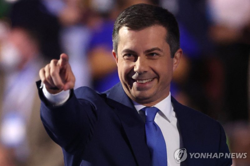 부티지지 미국 교통부 장관 Transportation Secretary Pete Buttigieg takes the stage on Day 3 of the Democratic National Convention (DNC) at the United Center, in Chicago, Illinois, U.S., August 21, 2024. REUTERS/Brendan Mcdermid