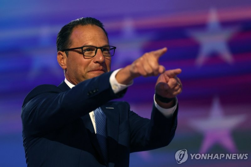 셔피로 미국 펜실베이니아 주지사 Pennsylvania Governor Josh Shapiro takes the stage on Day 3 of the Democratic National Convention (DNC) at the United Center, in Chicago, Illinois, U.S., August 21, 2024. REUTERS/Kevin Wurm