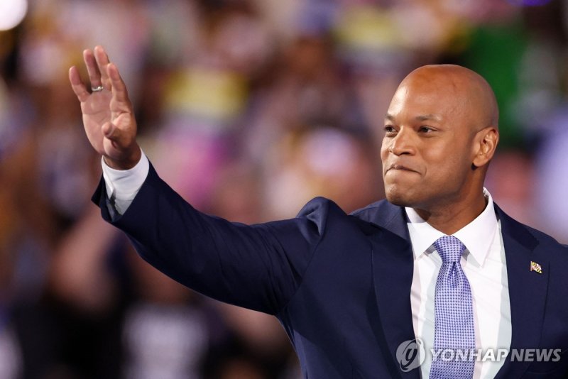 무어 미국 메릴랜드 주지사 Maryland Governor Wes Moore leaves the stage after speaking on the third day of the Democratic National Convention (DNC) at the United Center in Chicago, Illinois, on August 21, 2024. Vice President Kamala Harris will formally accept the party?s nomination for president at the DNC whi