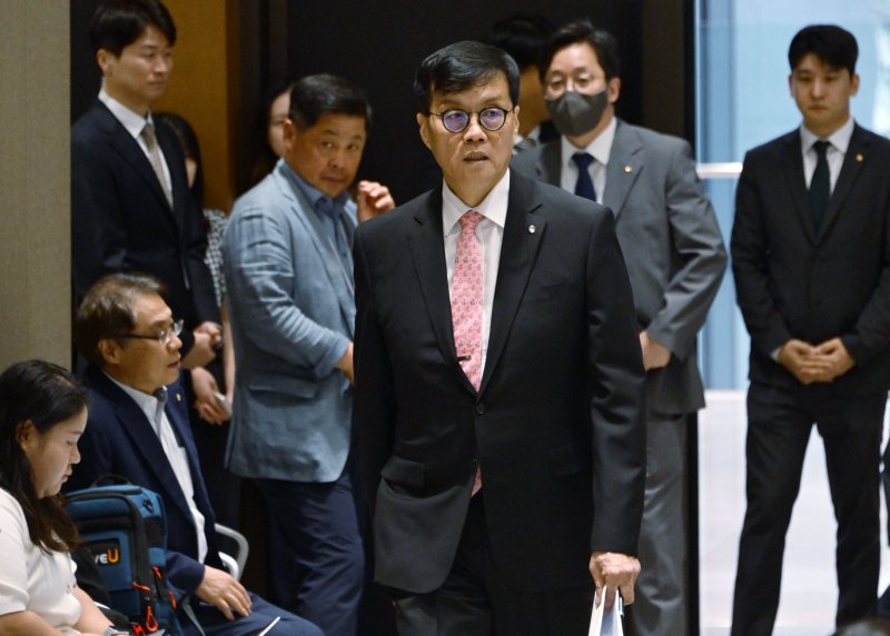 이창용 한국은행 총재가 22일 서울 중구 한국은행에서 금융통화위원회 기준금리 결정에 관한 기자간담회를 하기 위해 입장하고 있다. 뉴스1.