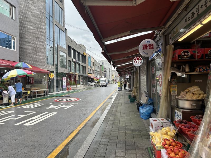 22일 서울 송파구 석촌시장의 노점 대부분이 문을 닫아 한산한 모습을 보이고 있다. 사진=강명연 기자