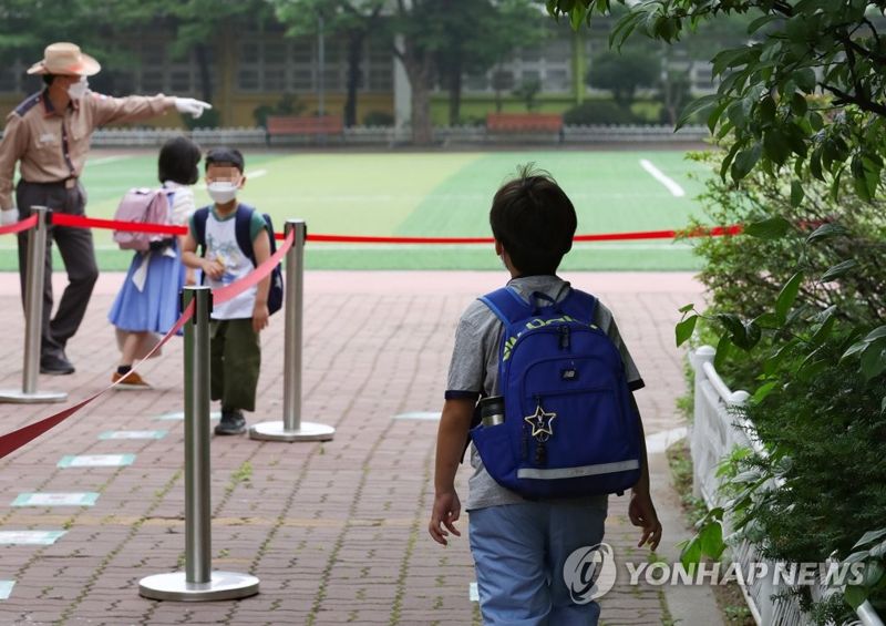 "아파트 통학버스, 교내 진입 왜 못해요? " 교장 고소한 학부모들 [어떻게 생각하세요]