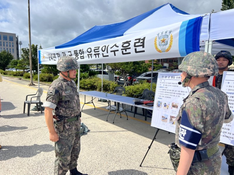 전용규 합참 군수부장이 2024 UFS 연습을 계기로 지난 21일부터 22일까지 충남 서산시 HD현대오일뱅크 대산 정유공장에서 실시한 '민관군 통합 유류인수 훈련'에서 통합 유류인수 훈련 현장을 점검하고 있다. 사진=합동참모본부 제공