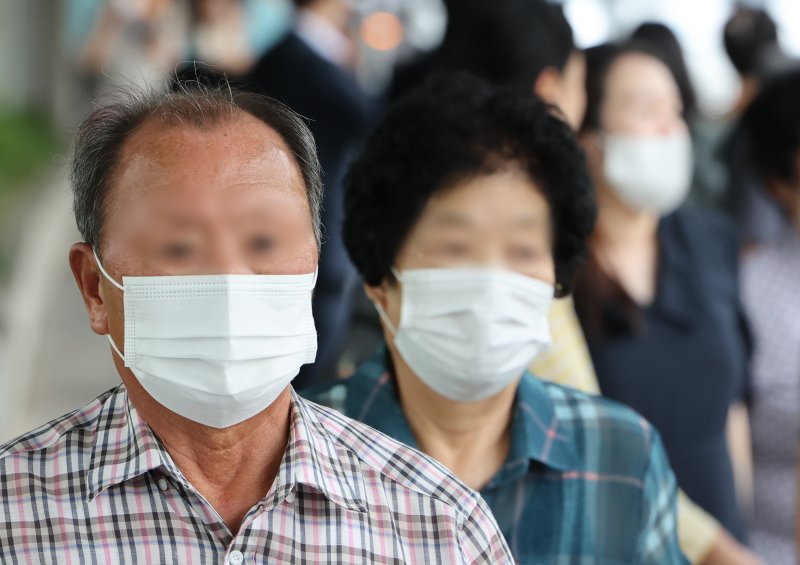 지난 21일 서울 시내 한 대학병원에서 마스크를 쓴 내원객이 이동하고 있다. 뉴시스