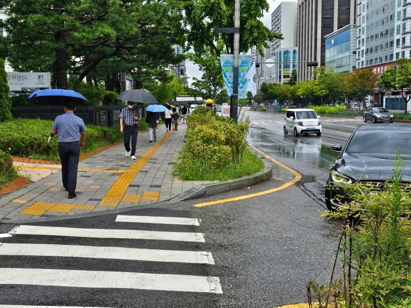 [수원=뉴시스] 양효원기자=전 국민이 참여하는 공습 대비 민방위 훈련이 열린 22일 오후 2시께 수원시청 인근을 시민들이 통행하는 모습. 2024.8.22. hyo@newsis.com *재판매 및 DB 금지