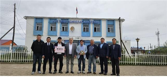 대한민국사회공헌재단 국제협력개발협회(이사장 김영배)와 서울시120다산콜재단(이사장 이이재) 관계자들과 몽골 현지 정부 관계자들이 지난 13일 몽골 쳉헤르지역 학교에서 '새활용 컴퓨터도서관' 조성식을 갖고 기념촬영을 하고 있다. 대한민국사회공헌재단 제공